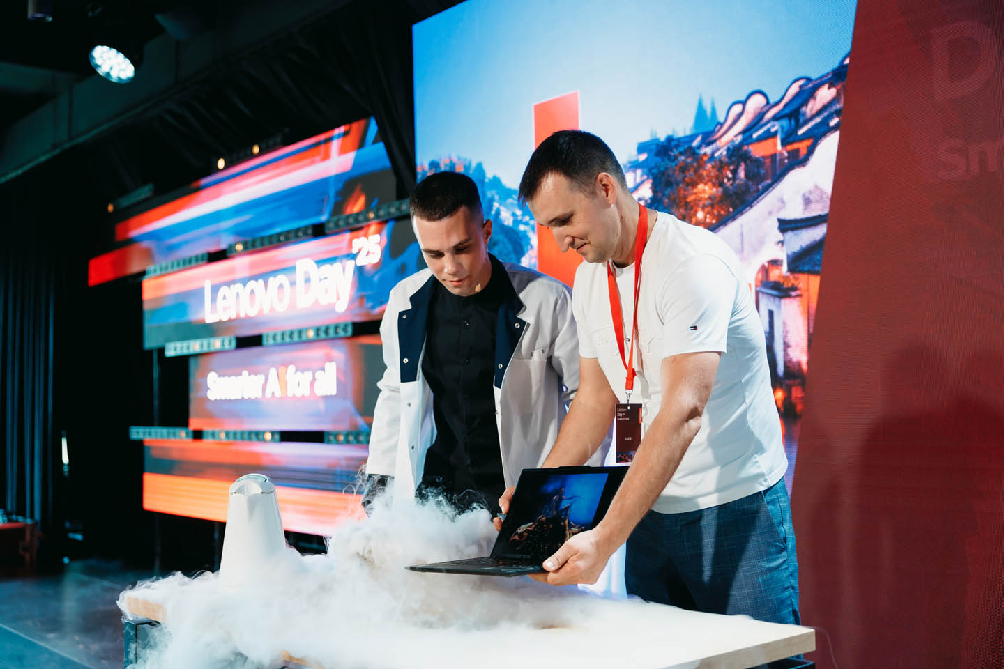 Участники обсуждают совместные решения с Intel и AMD, на фоне брендированной сцены Art Garage и звуковой системы MS-Prod под управлением Media Show Group.