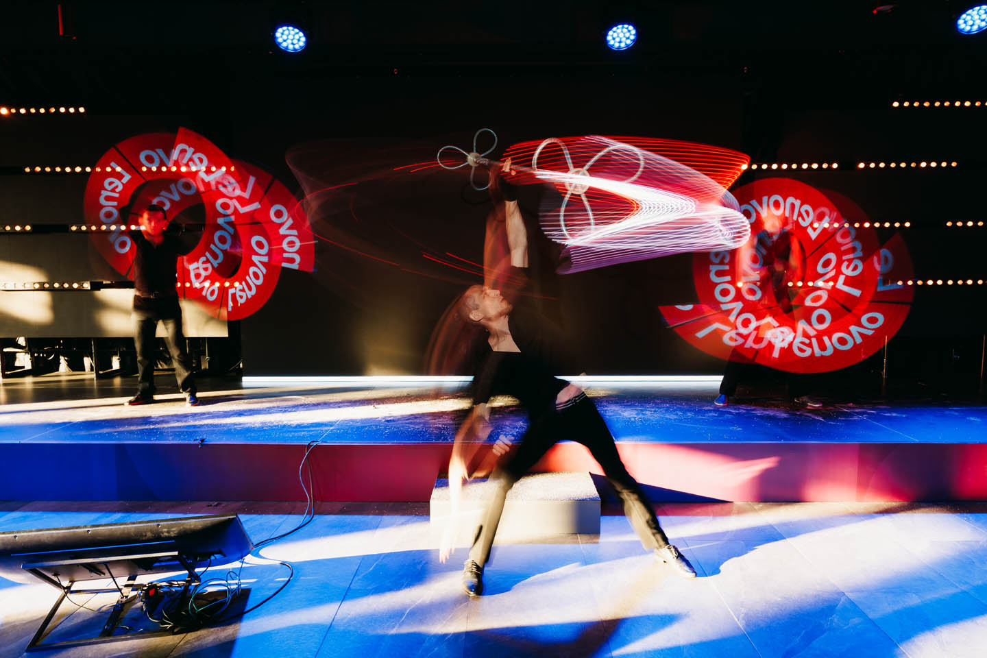 Участники обсуждают совместные решения с Intel и AMD, на фоне брендированной сцены Art Garage и звуковой системы MS-Prod под управлением Media Show Group.