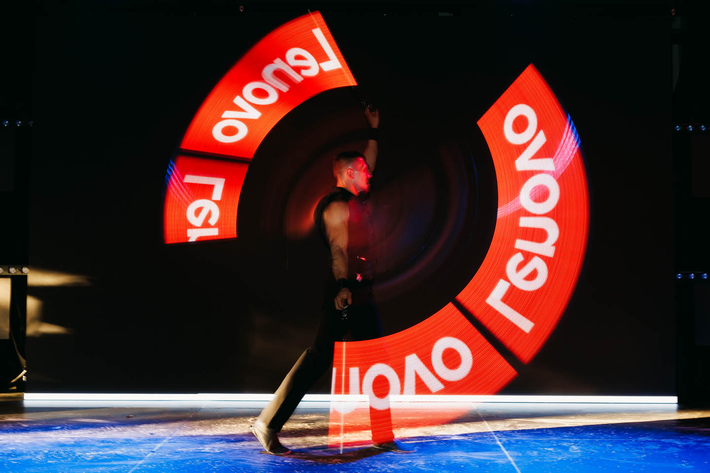 Участники обсуждают совместные решения с Intel и AMD, на фоне брендированной сцены Art Garage и звуковой системы MS-Prod под управлением Media Show Group.