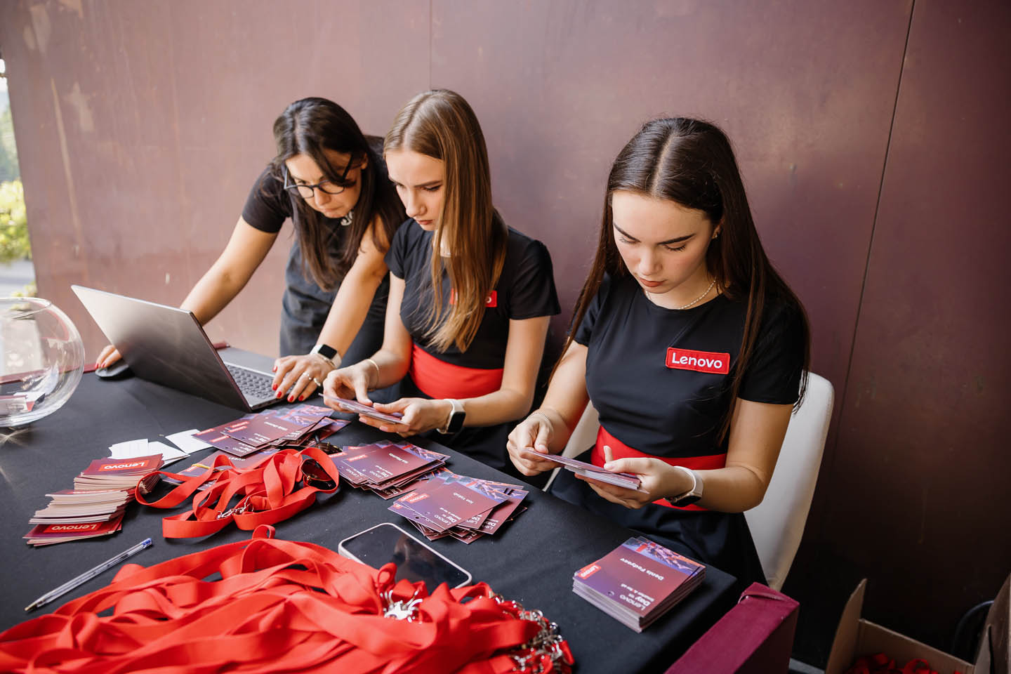 Expo-зона с планшетами YogaTab Plus и консолью Legion Go, брендированная Art Garage, с графикой на экранах Line Production под контролем Media Show Group.