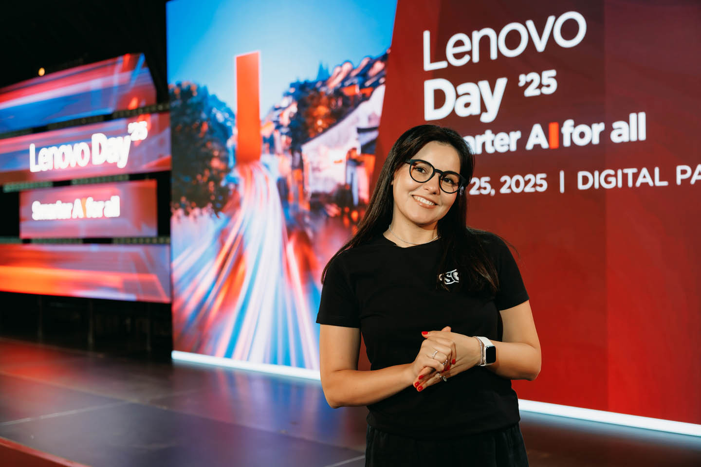 Фотозона с логотипом Lenovo от Art Garage, где гости позируют, с фотографом Line Production и безопасностью на мероприятии Media Show Group.