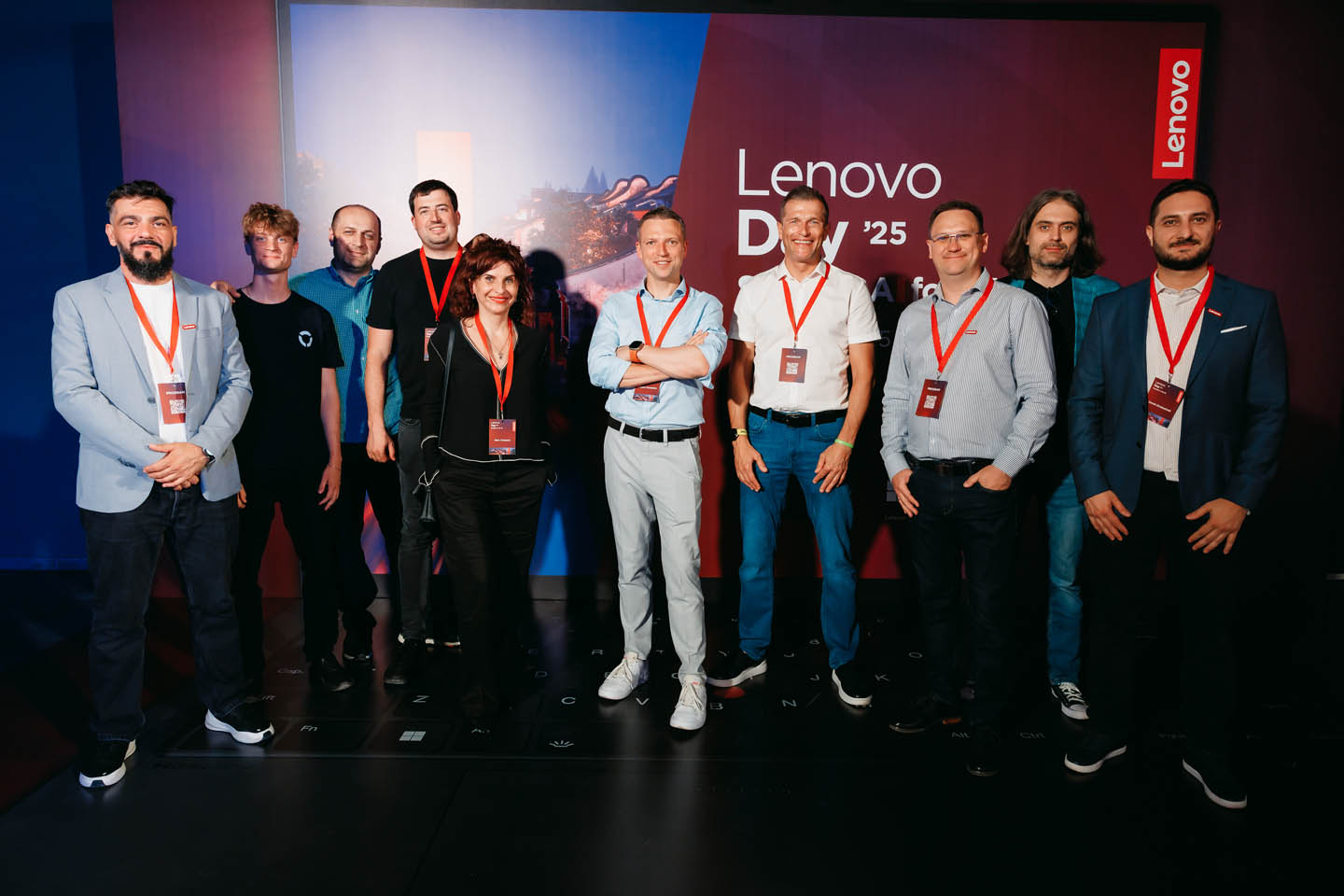 Фотозона с логотипом Lenovo от Art Garage, где гости позируют, с фотографом Line Production и безопасностью на мероприятии Media Show Group.