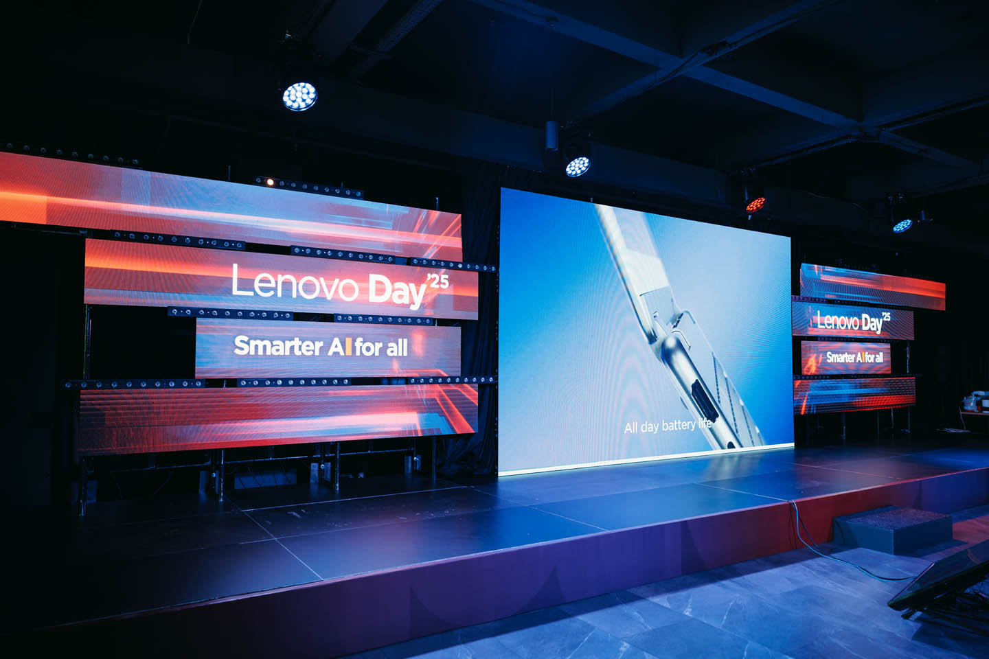 Гости тестируют ноутбуки Yoga Slim 9 в демо-зоне с цветочными композициями Art Garage и атмосферным освещением MS-Prod, координируемым Media Show Group.