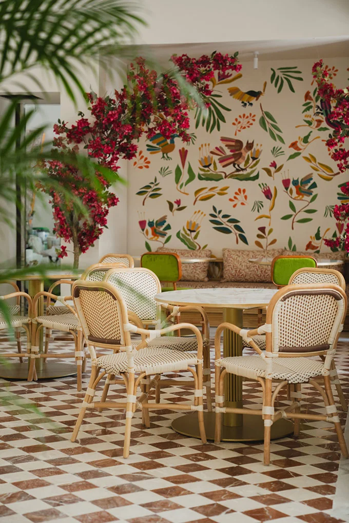 Terraza con decoración elegante en el restaurante Frou Frou Puerto Banús