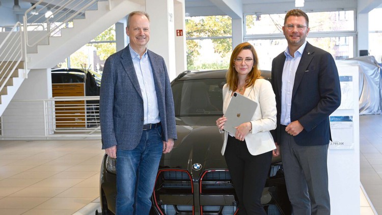 von links: Geschäftsführer Thomas Timmermanns, Serviceassistentin Milana Treichel und Filialleiter André Ströttchen.