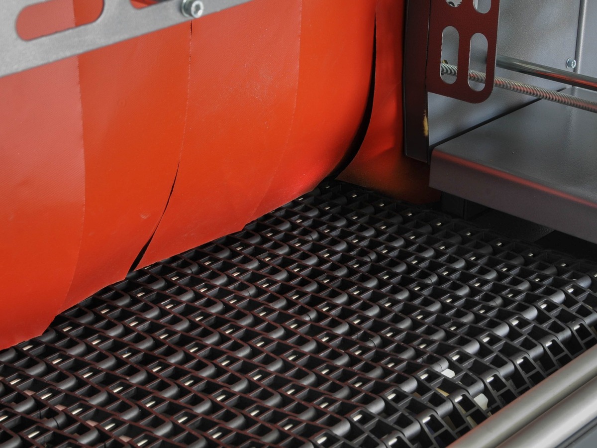 Shrink tunnel conveyor configuration for presentation packaging