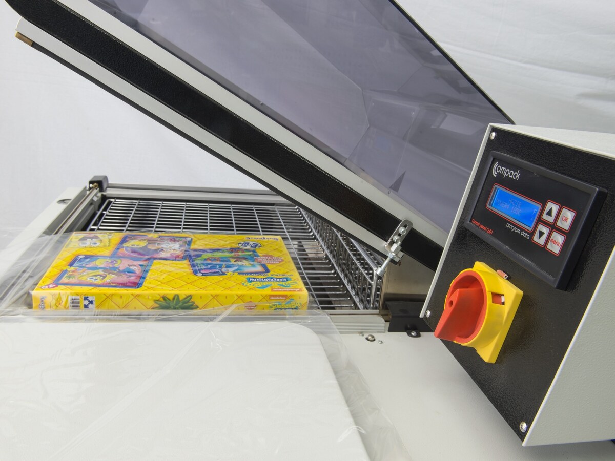 Digital controls and product loading area on a chamber shrink wrapper