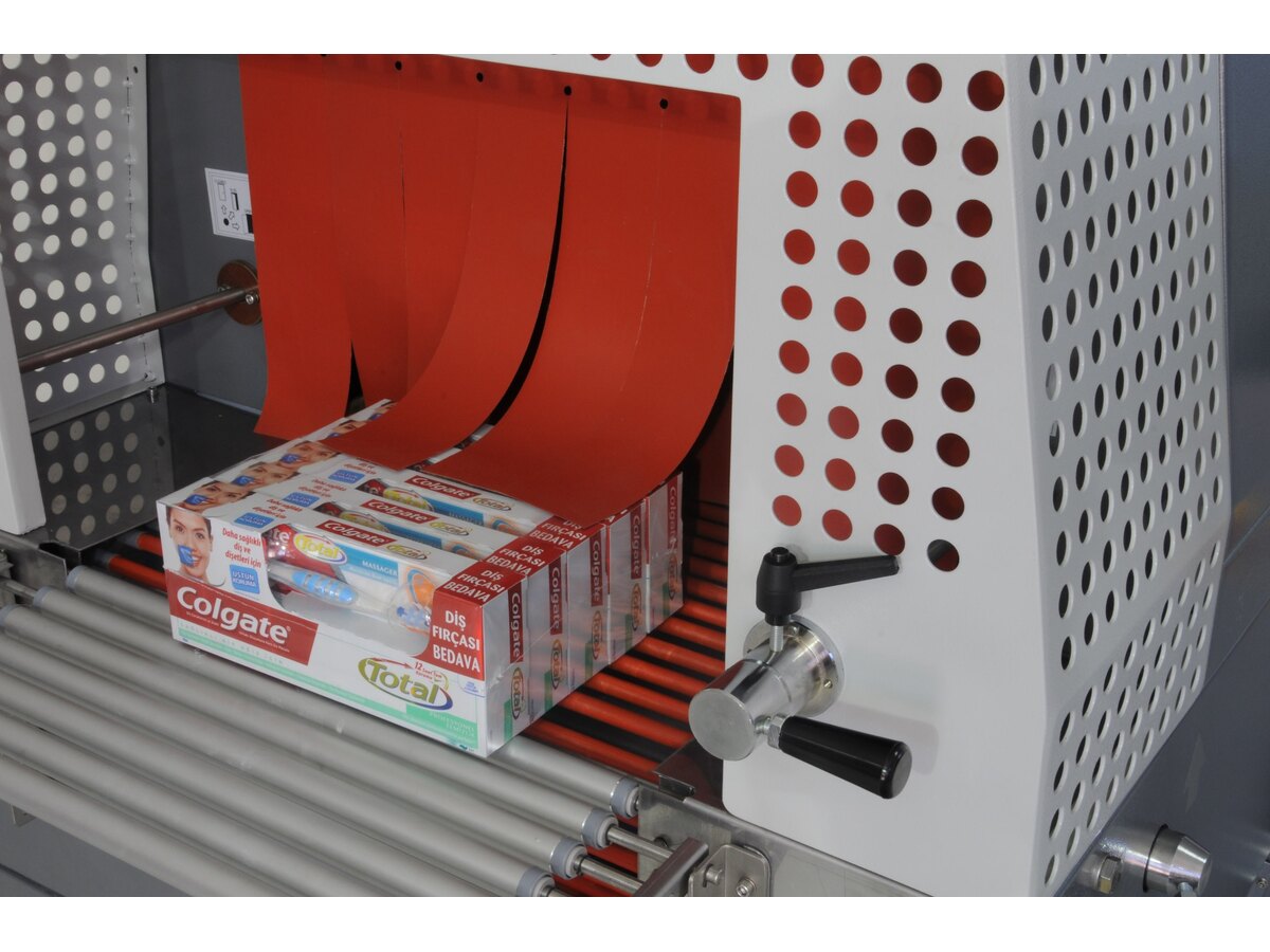 Shrink-wrapped multipack leaving the heat tunnel