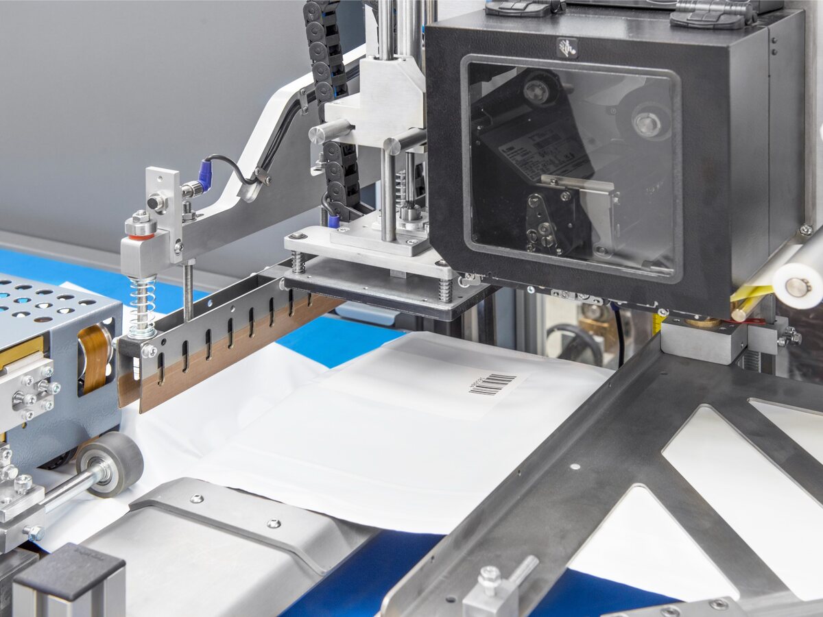 Inline print and apply labelling on an e-commerce dispatch bag