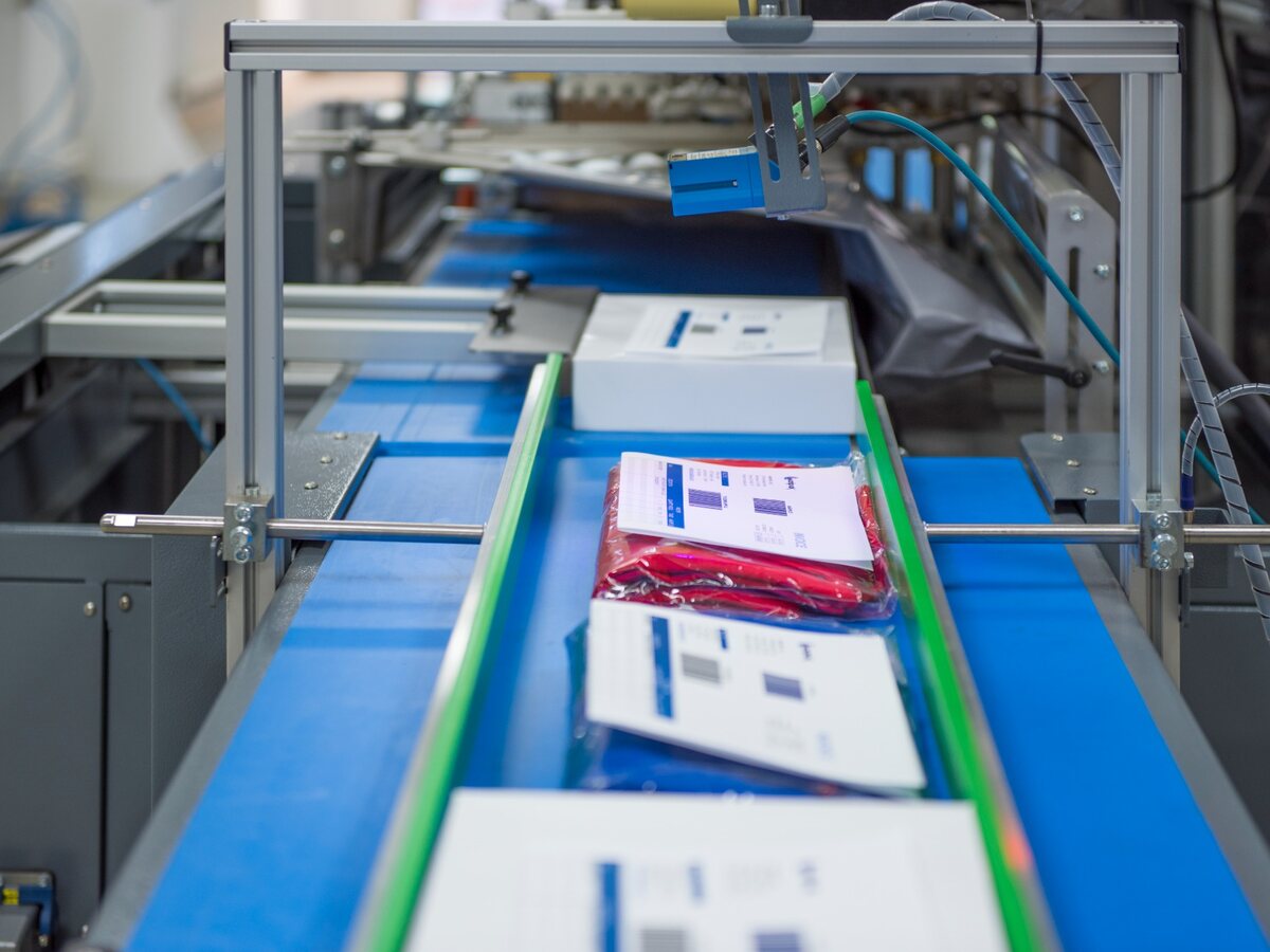 Labelled e-commerce packs leaving the bagging line