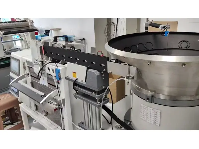 SEVERN-BF automatic bowl feeder integrated with a tabletop bagging machine
