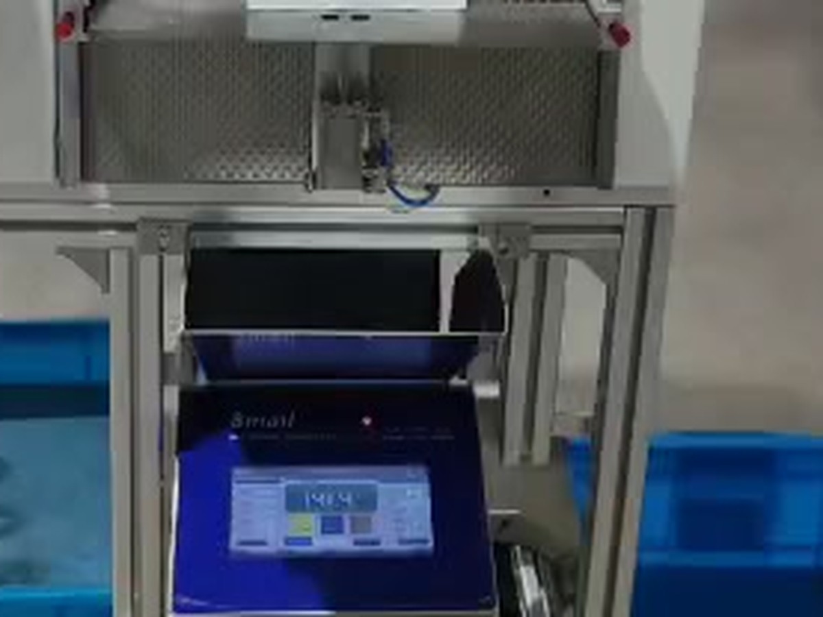 SEVERN-CW checkweigher touchscreen displaying a verified pack weight