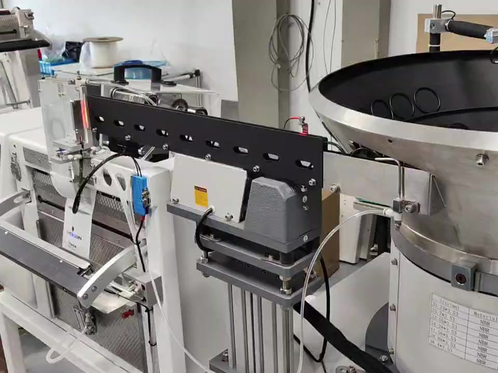 SEVERN-BF automatic bowl feeder vibratory bowl feeding components into a SEVERN-DT bagging machine