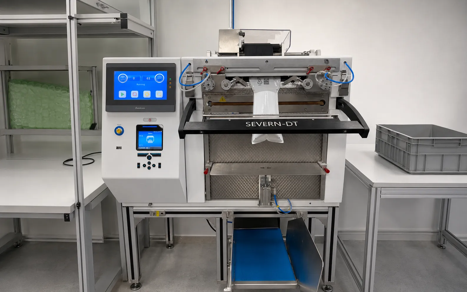 SEVERN-DT automatic bagging machine positioned between packing benches