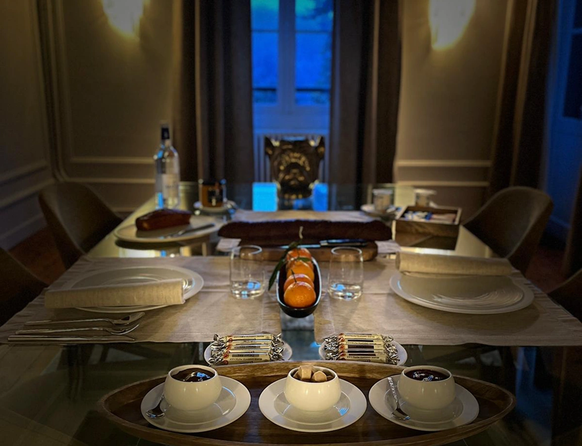 Photographie de l'intérieur de la salle du domaine de Richard Lequet