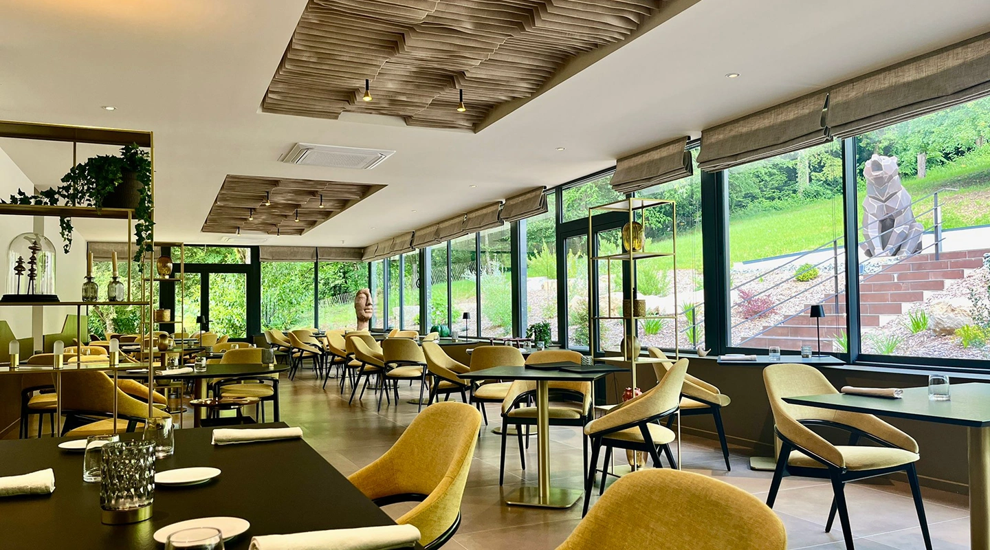 Photographie de l'intérieur du restaurant de Richard Lequet, prise par Jaéco