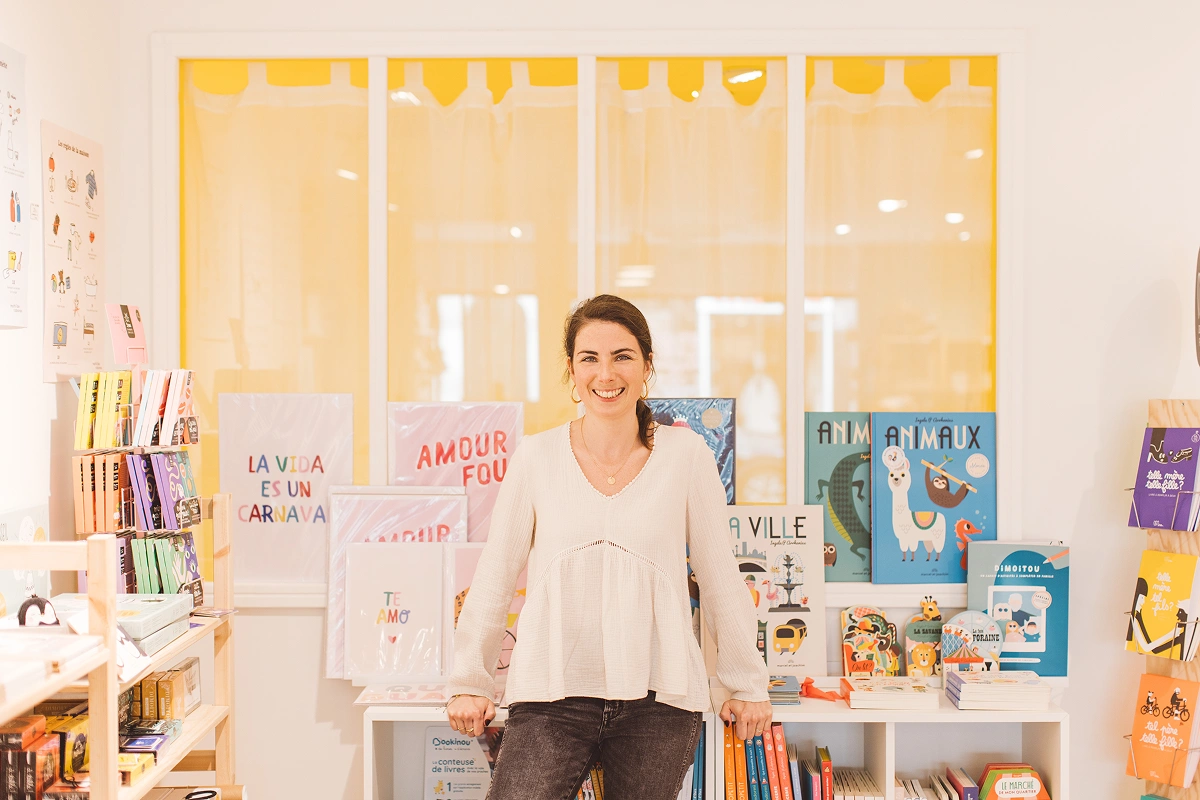 Photo de Caroline, créatrice de Périmômes à l'intérieur de sa boutique.