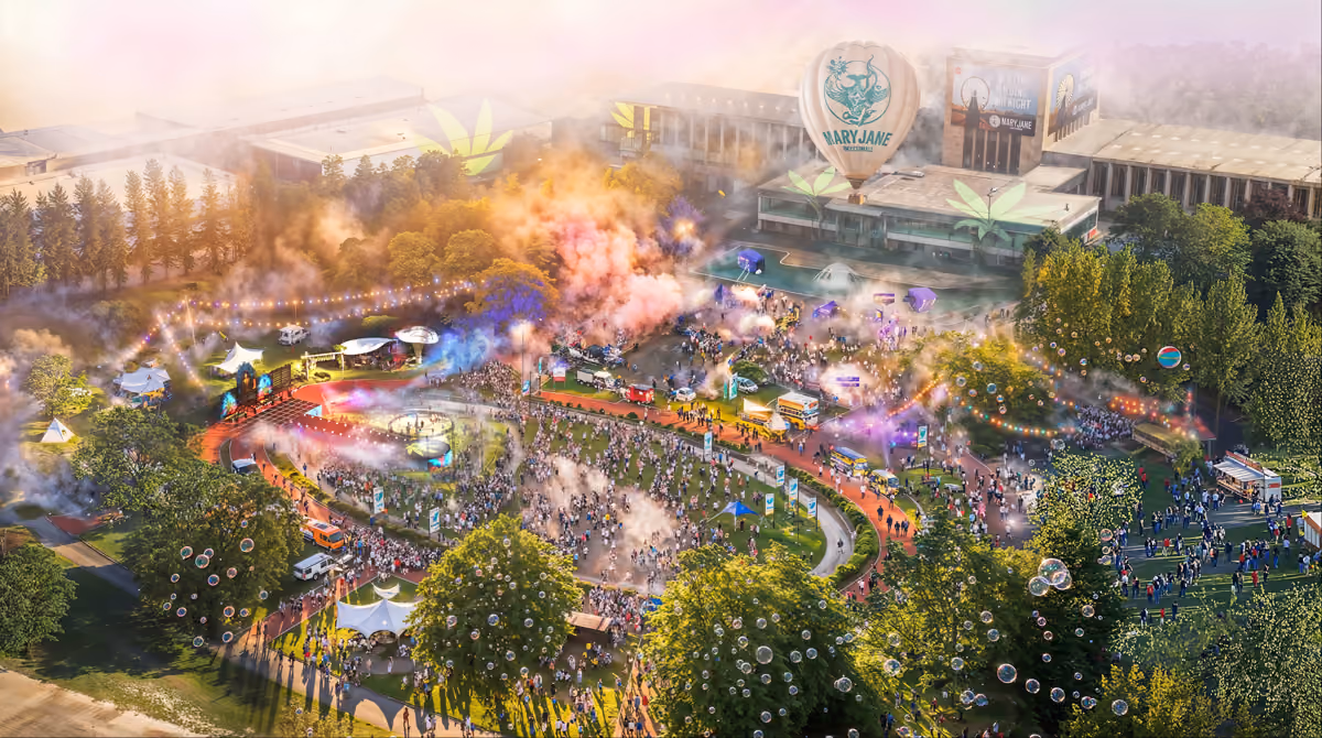 Crowd feiert bei Mary Jane Berlin