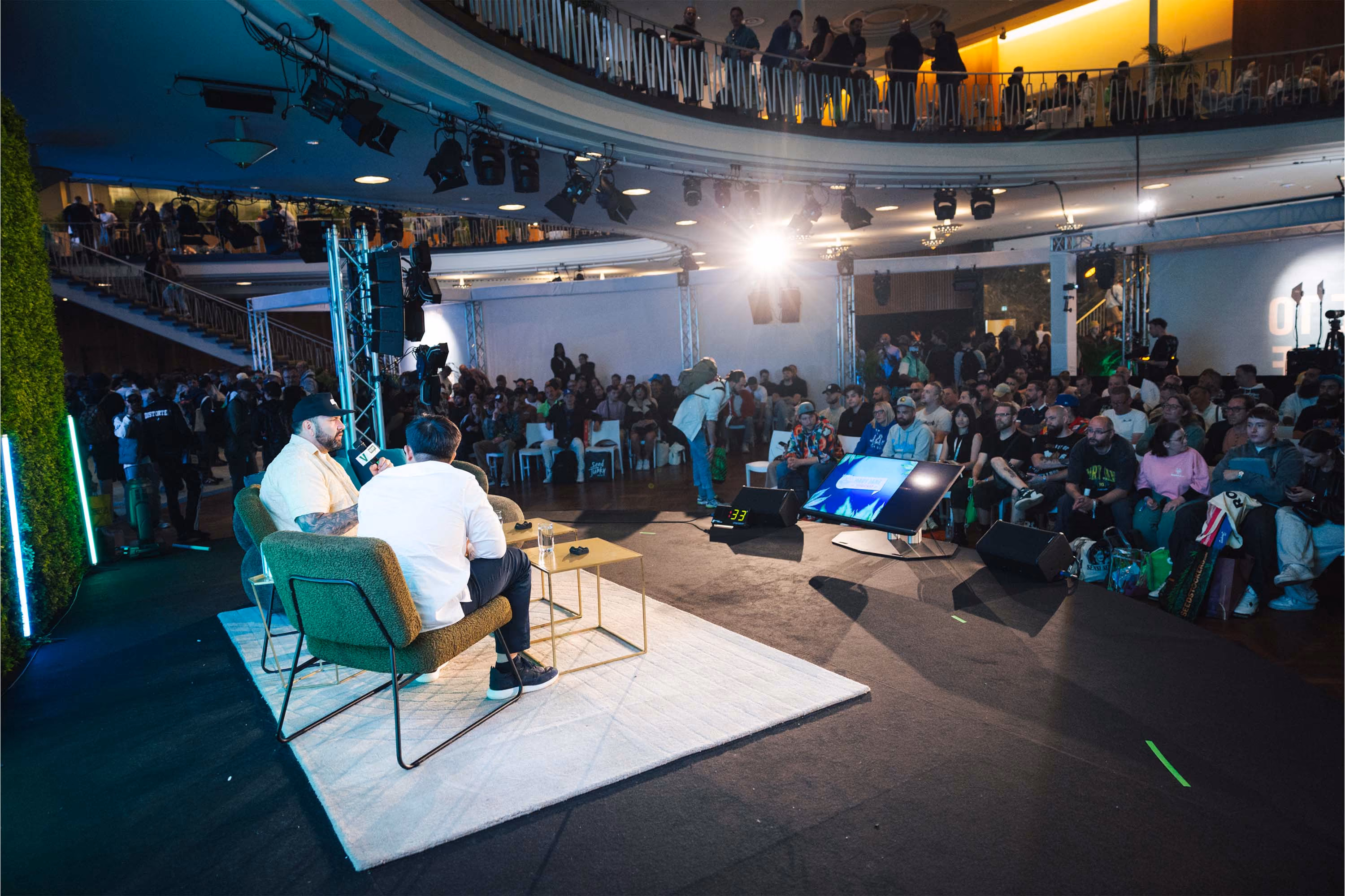 Blick auf die Studio Stage der Mary Jane Conference mit Publikum