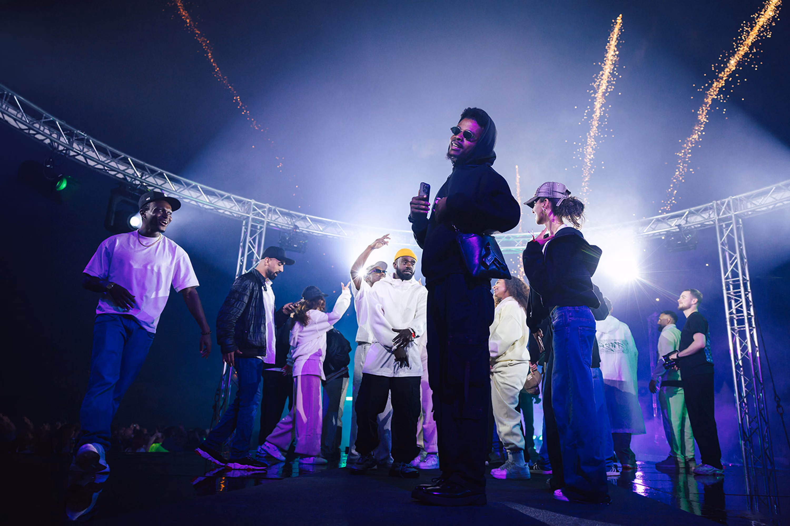 Acts auf der Bühne bei Nacht