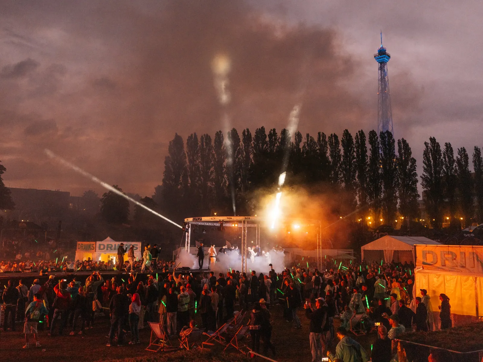 Partystimmung vor der Bühne bei Nacht