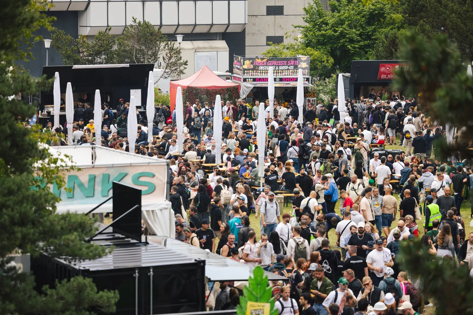 Foodcourt mit Ständen und Biertischen