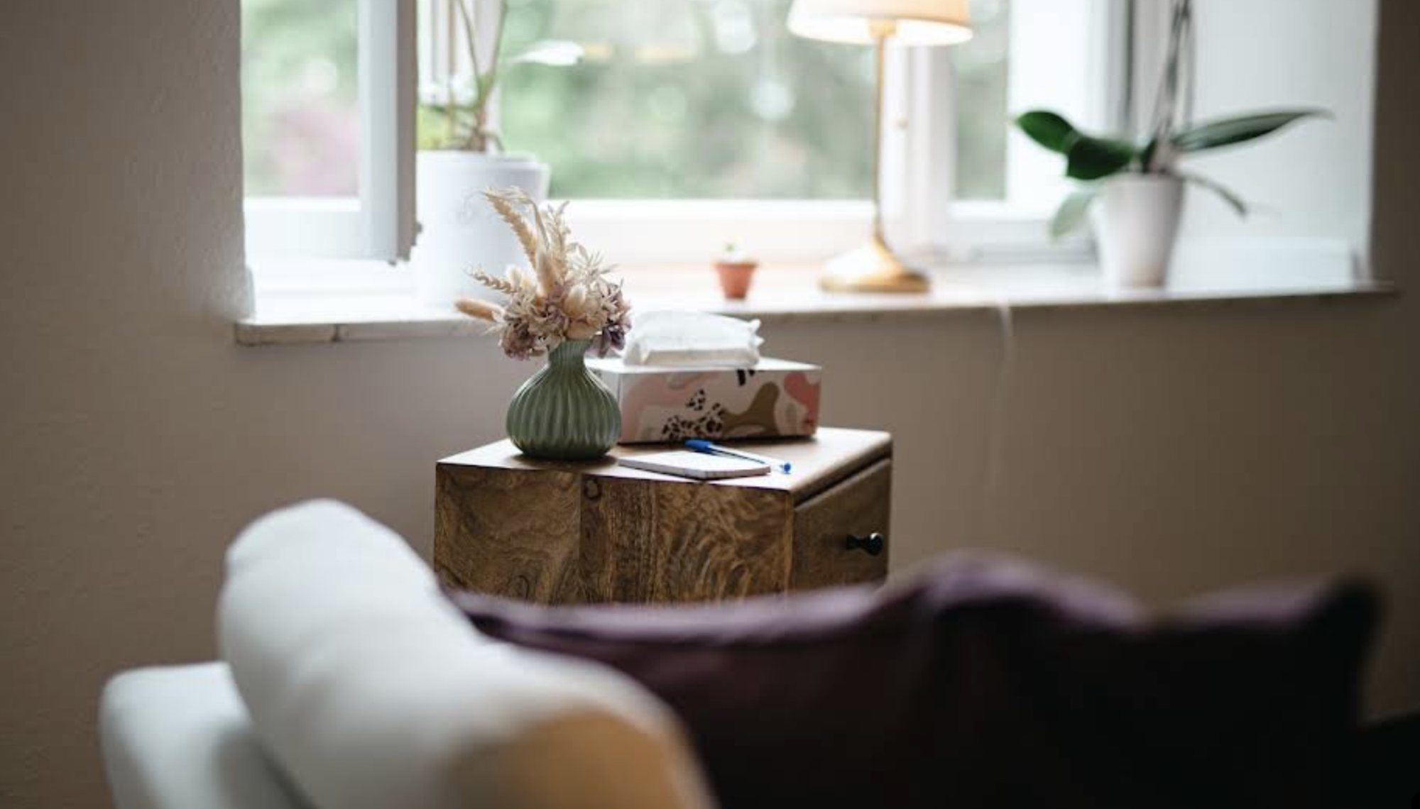 Ruhiger Therapieraum mit Sessel und Beistelltisch – Praxis für Psychotherapie in Kamen