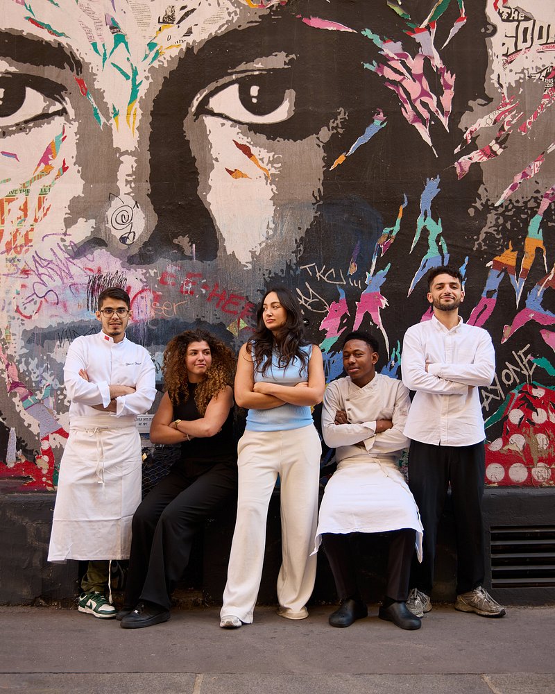 une grande famille, restaurant chez marie