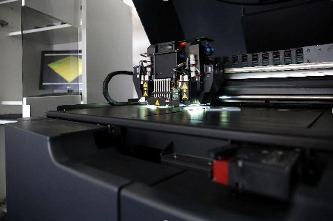 Impresora 3D con proceso de chorro de materiales