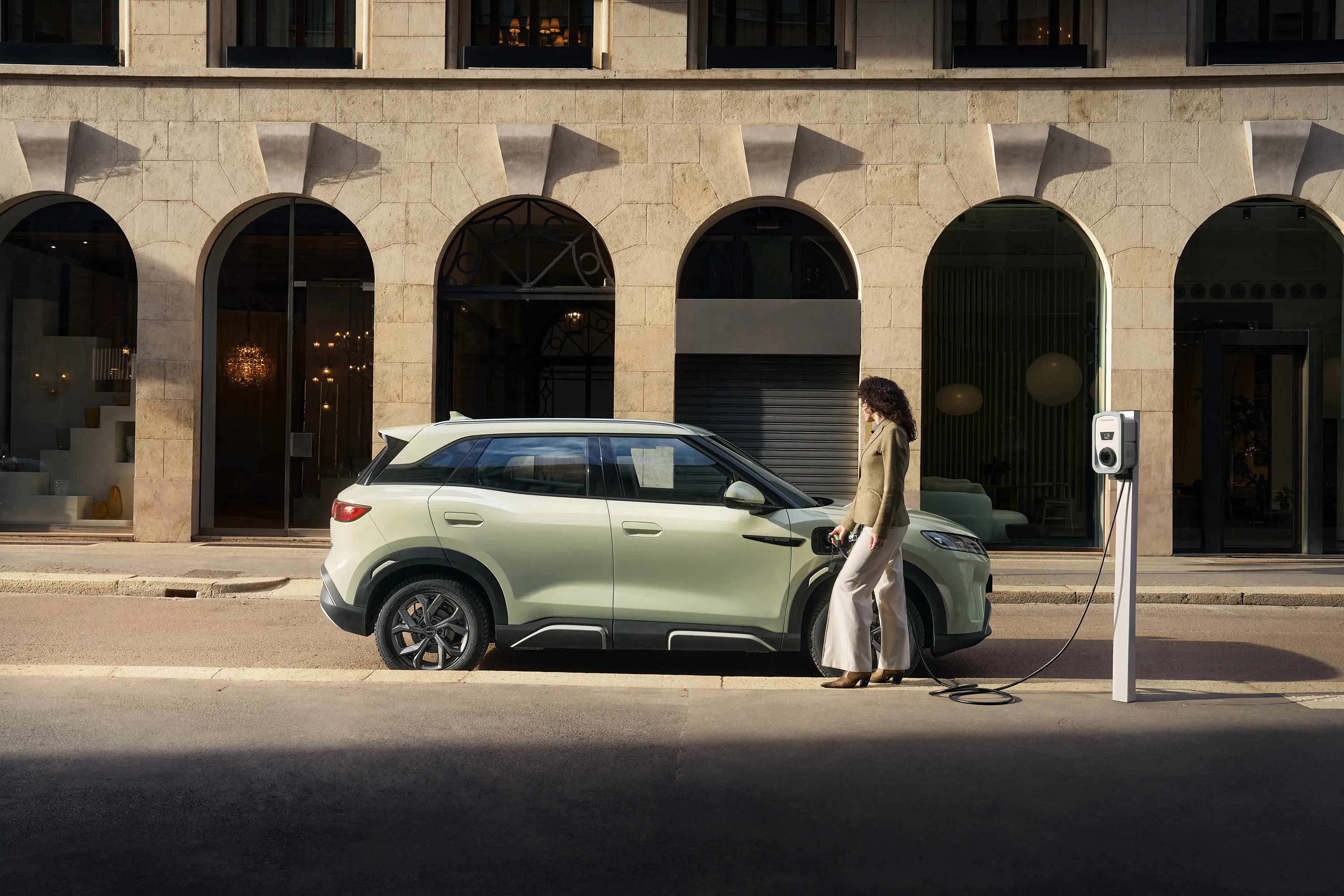 BYD ATTO 2, Seitenansicht während des Ladevorgangs