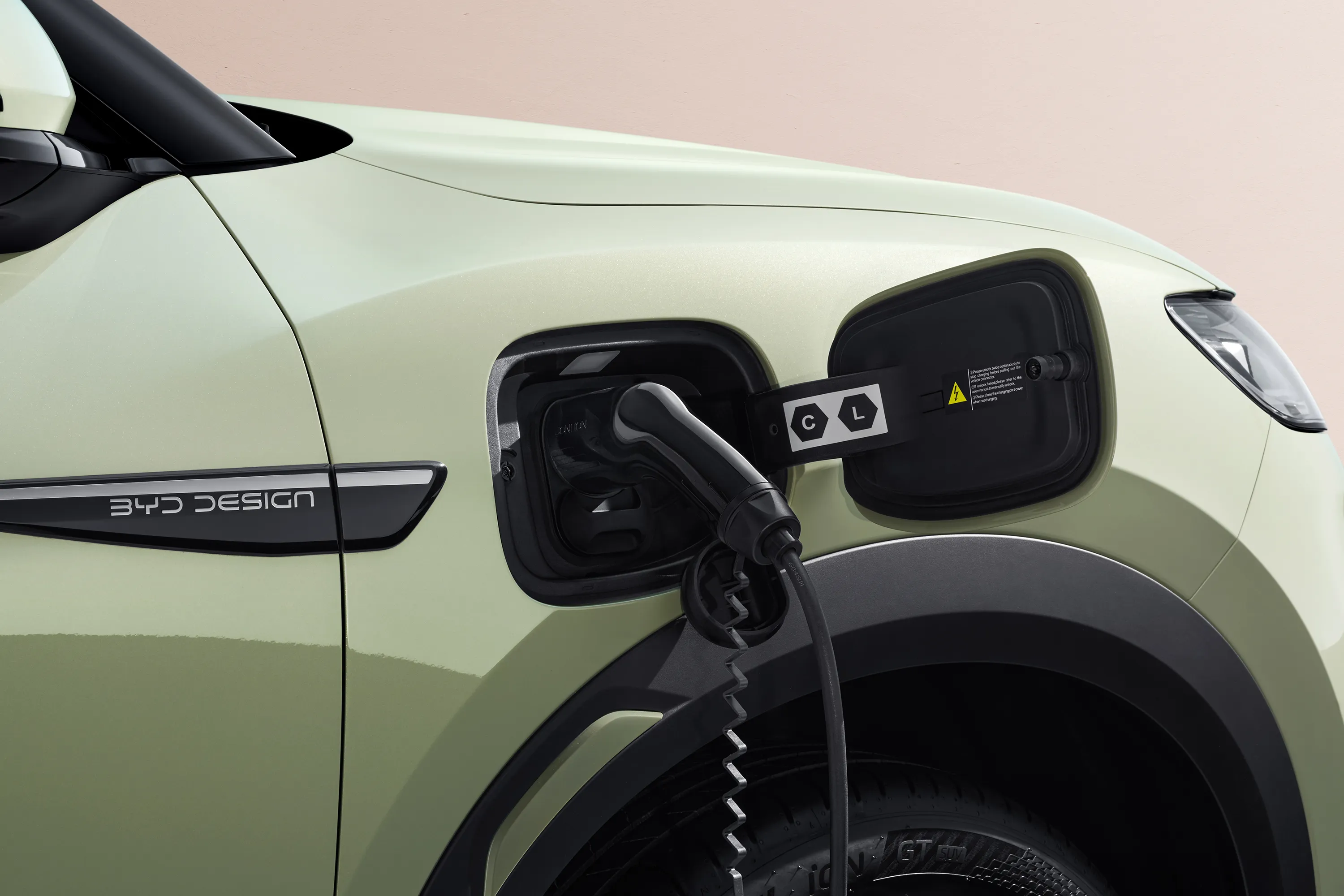 BYD ATTO 2, Seitenansicht, Beifahrer, Ladevorgang mit Stecker