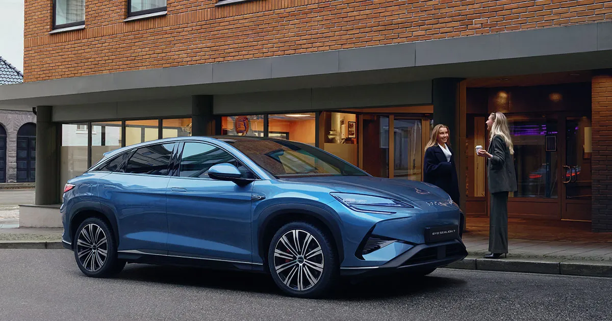BYD SEAL U, Fahrend mit Rad am Dach durch Stadt