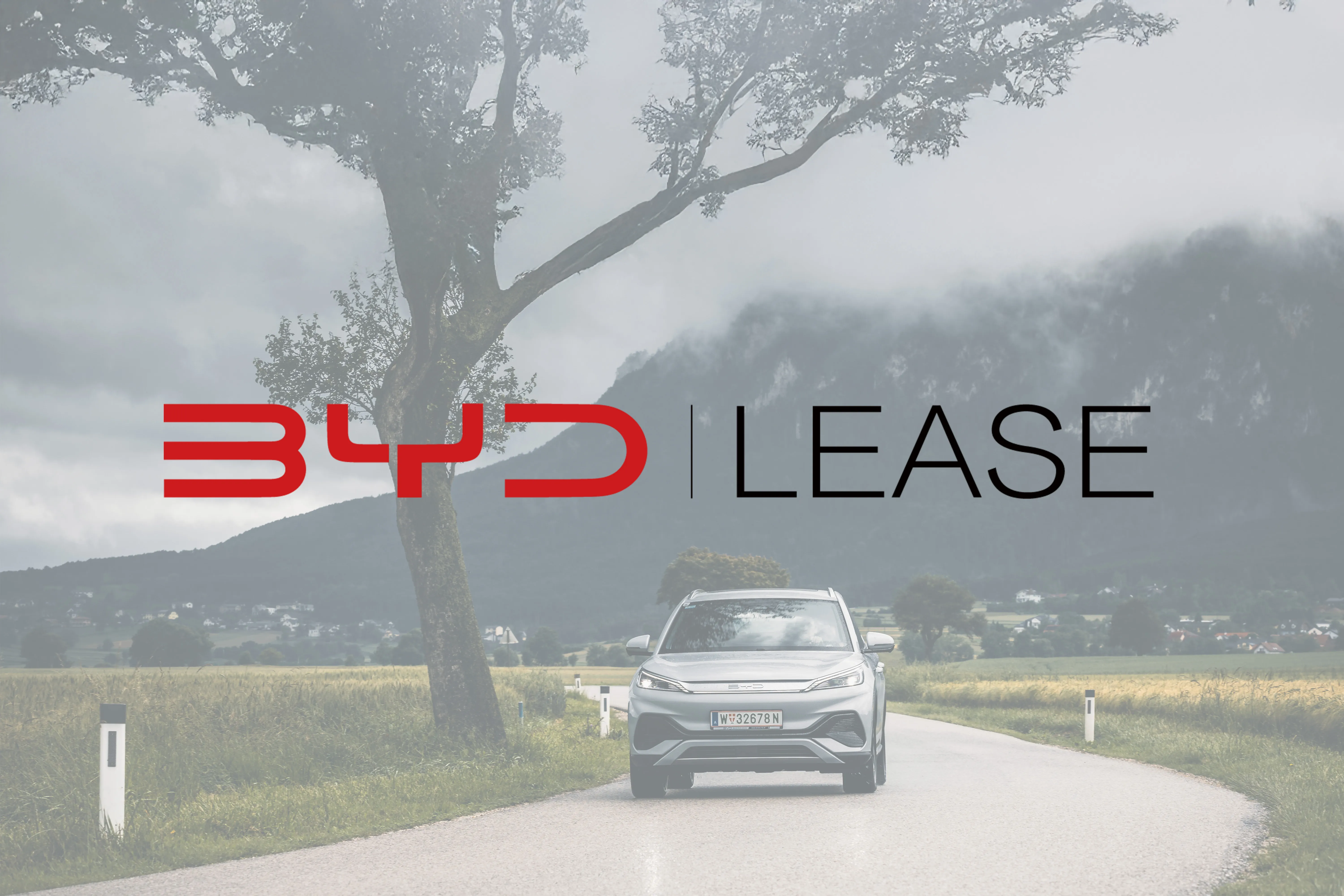 BYD LEASE Logo mit ATTO 3 im Hintergrund.