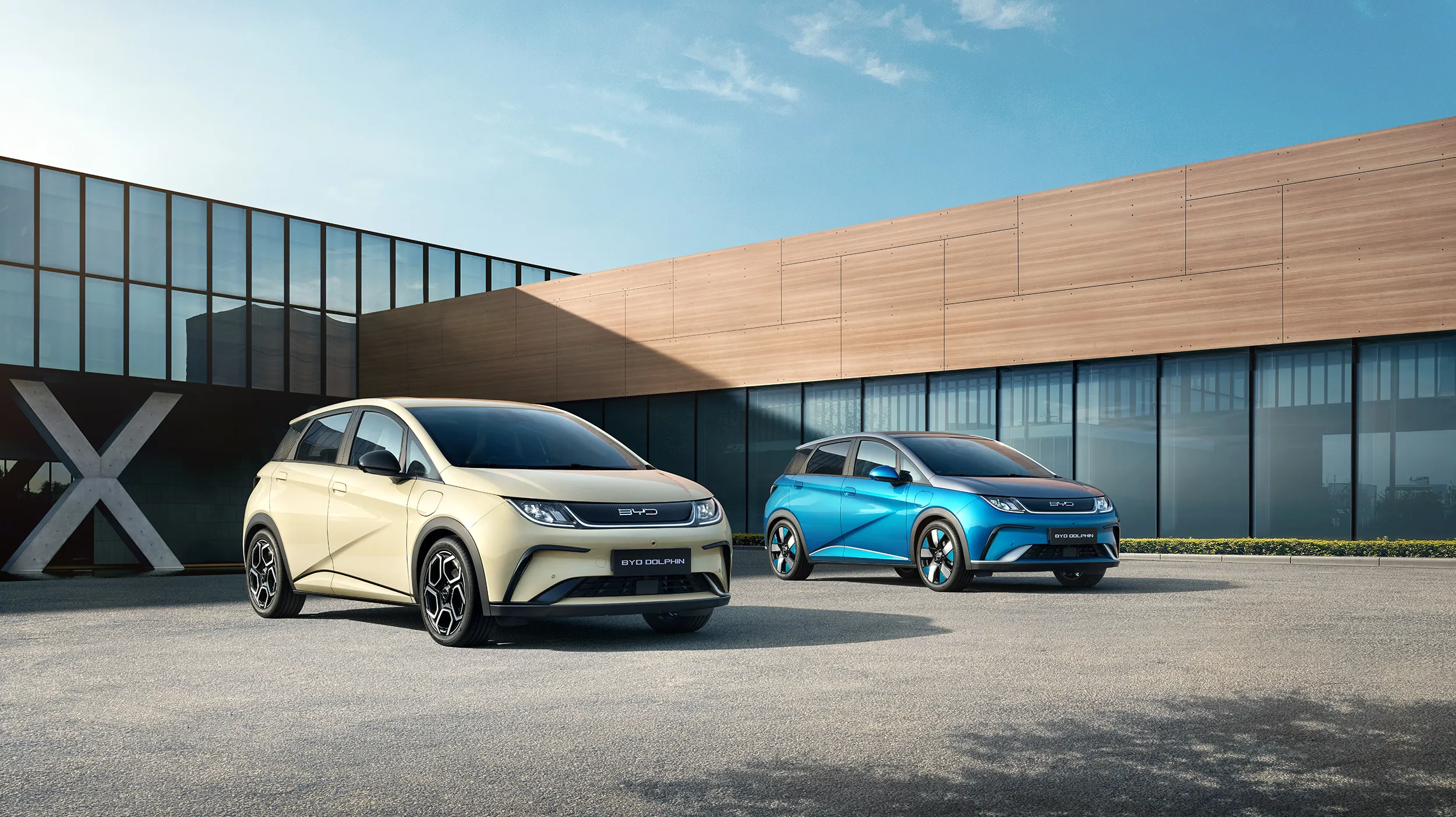BYD DOLPHIN, Komplettansicht, Beifahrerseite, Fahrt beim Meer