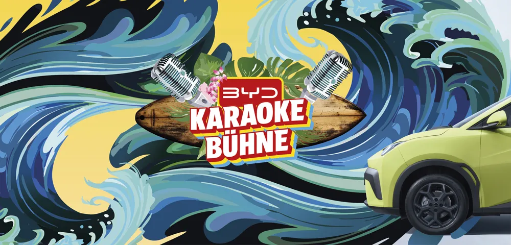 Künstlerische Abbildung von BYD Karaoke Bühne Logo, illustrierte Wellen, BYD DOLPHIN SURF fährt ins Bild.