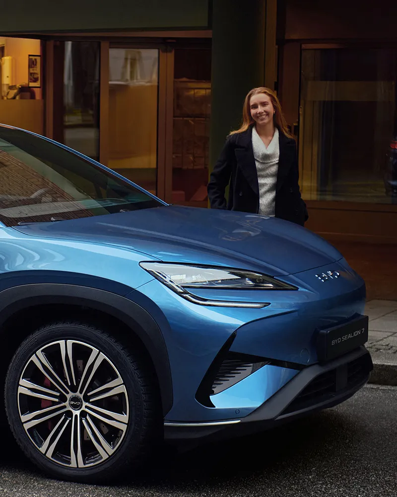 BYD SEALION 7 , Komplettansicht, Fahrerseite, Fahrt auf Straße