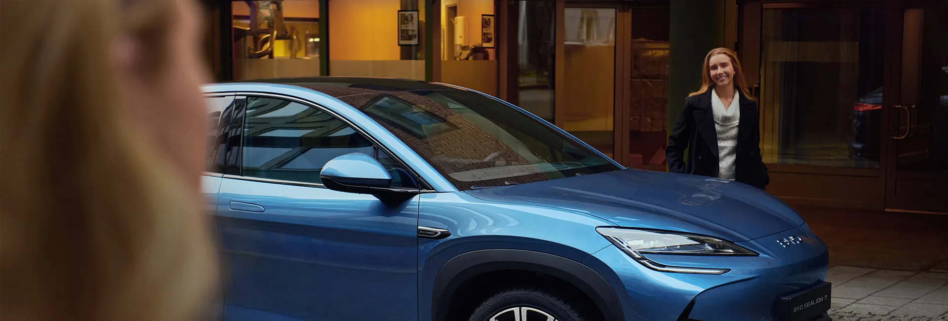 BYD SEALION 7 , Komplettansicht, Fahrerseite, Fahrt auf Straße