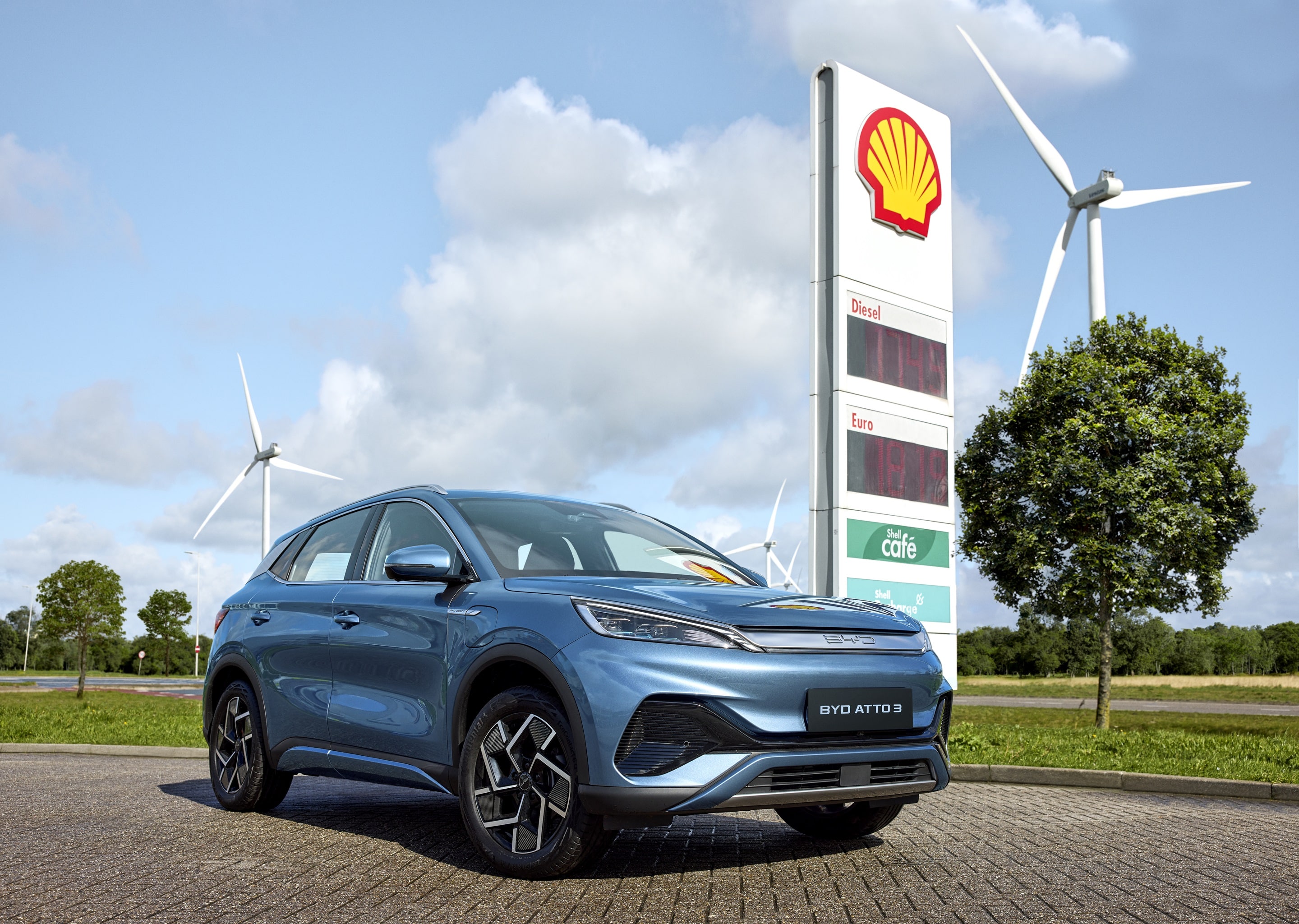 BYD SEAL U, Fahrend mit Rad am Dach durch Stadt