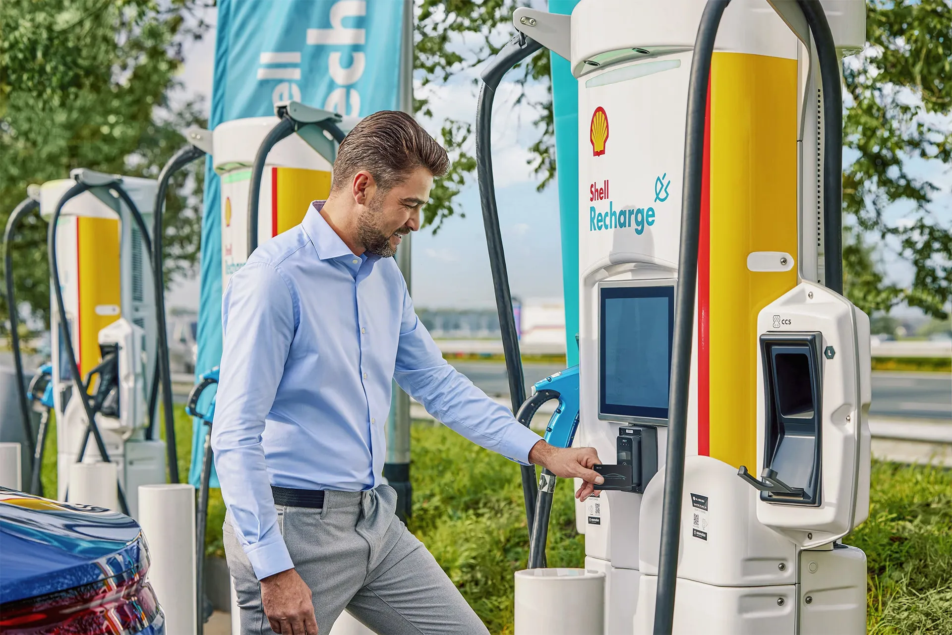 BYD SEAL U, Fahrend mit Rad am Dach durch Stadt