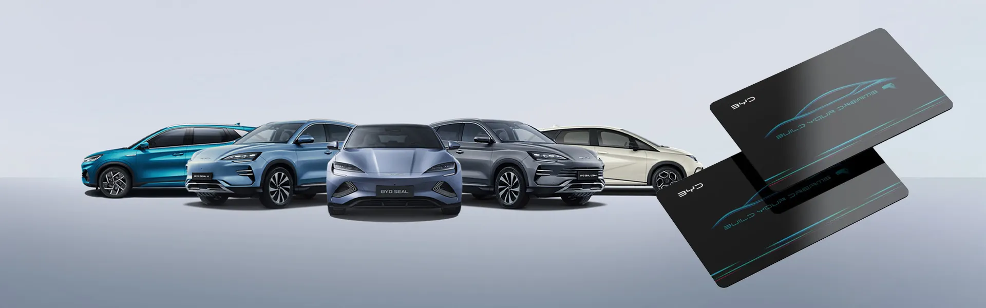 BYD SEALION 7, Fährt auf einer Straße, dahinter Berge, daneben Meer