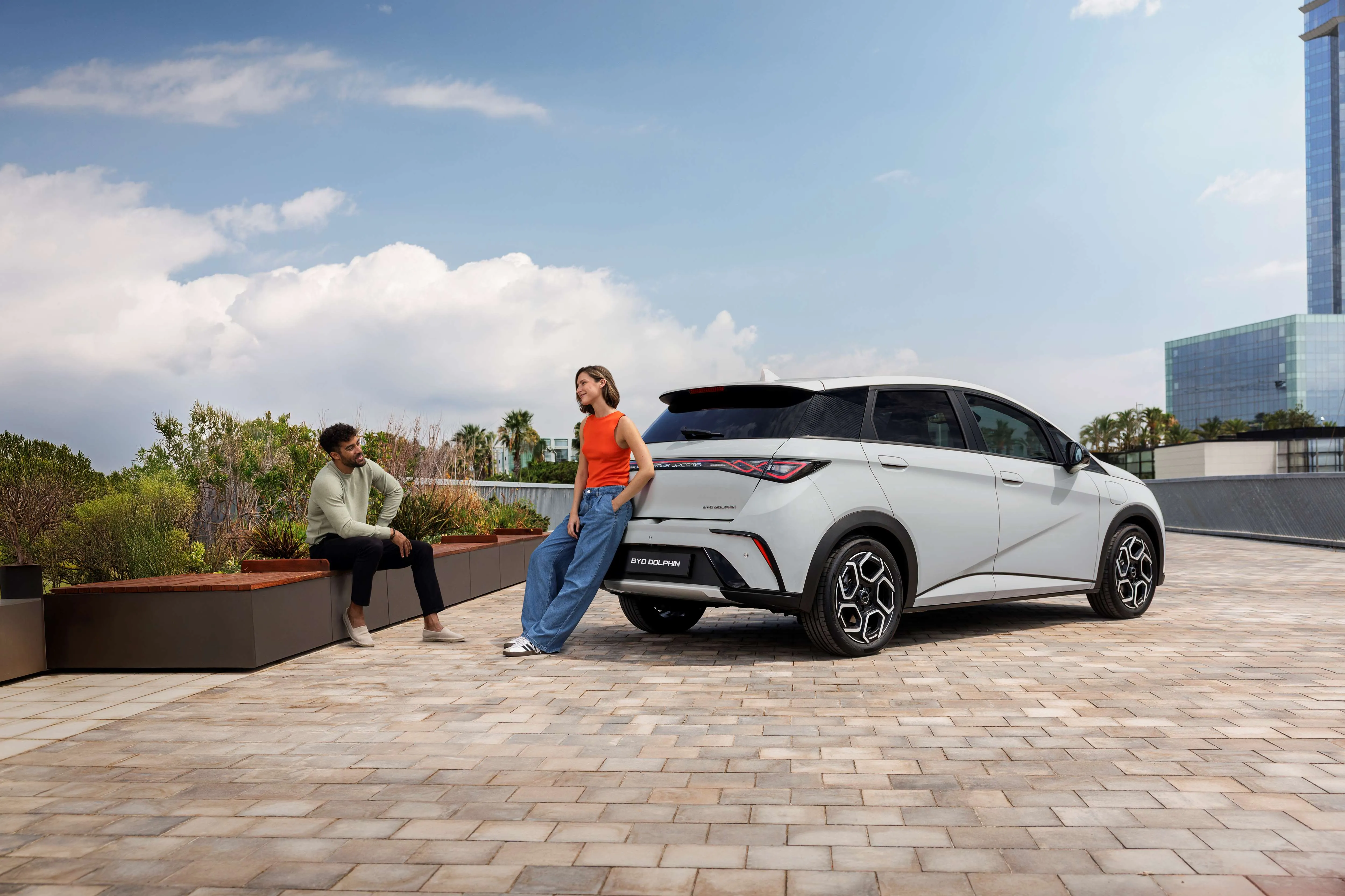 BYD DOLPHIN, Komplettansicht, Beifahrerseite, Fahrt beim Meer