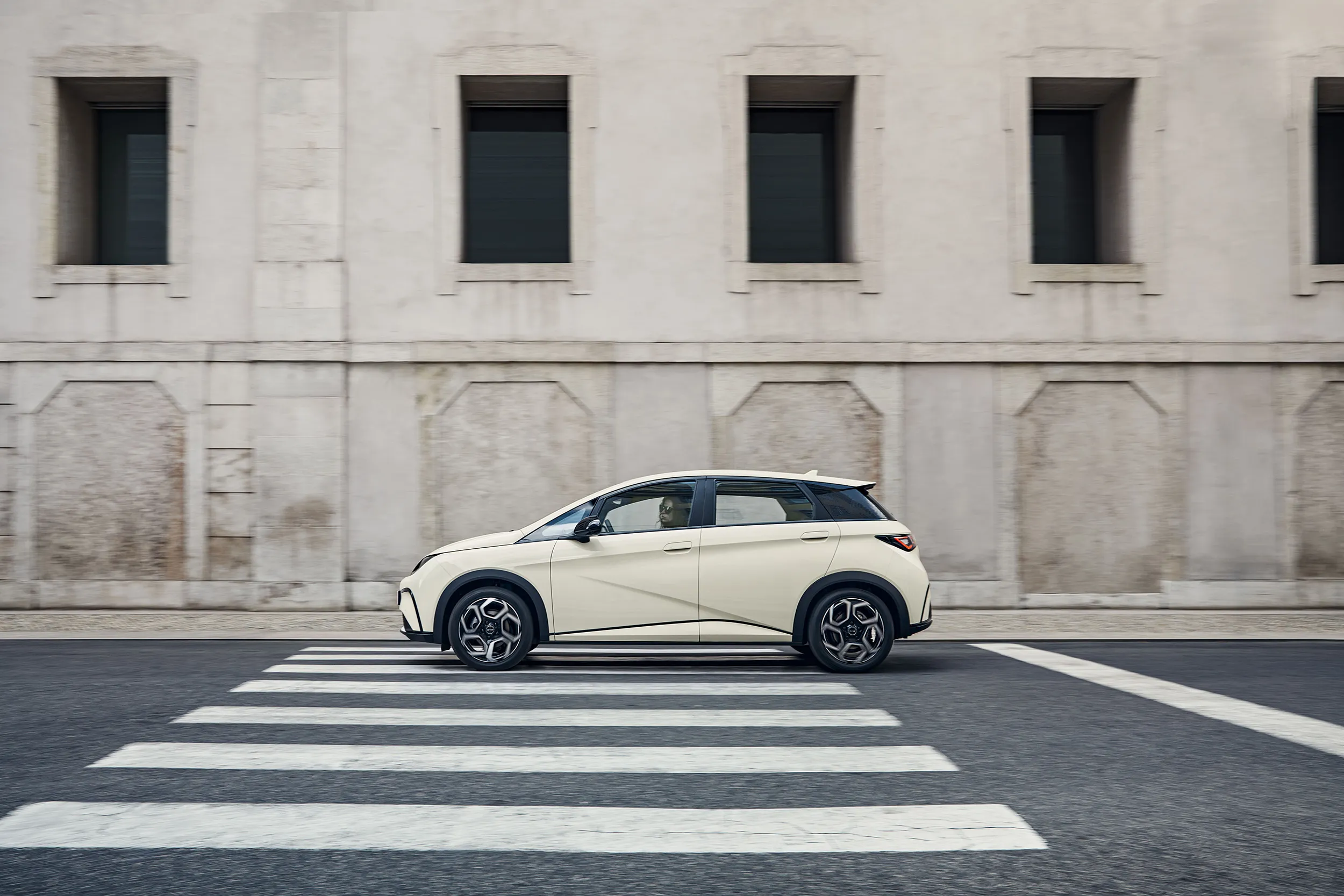BYD DOLPHIN, Seitenansicht Beifahrer vor bunter Wand