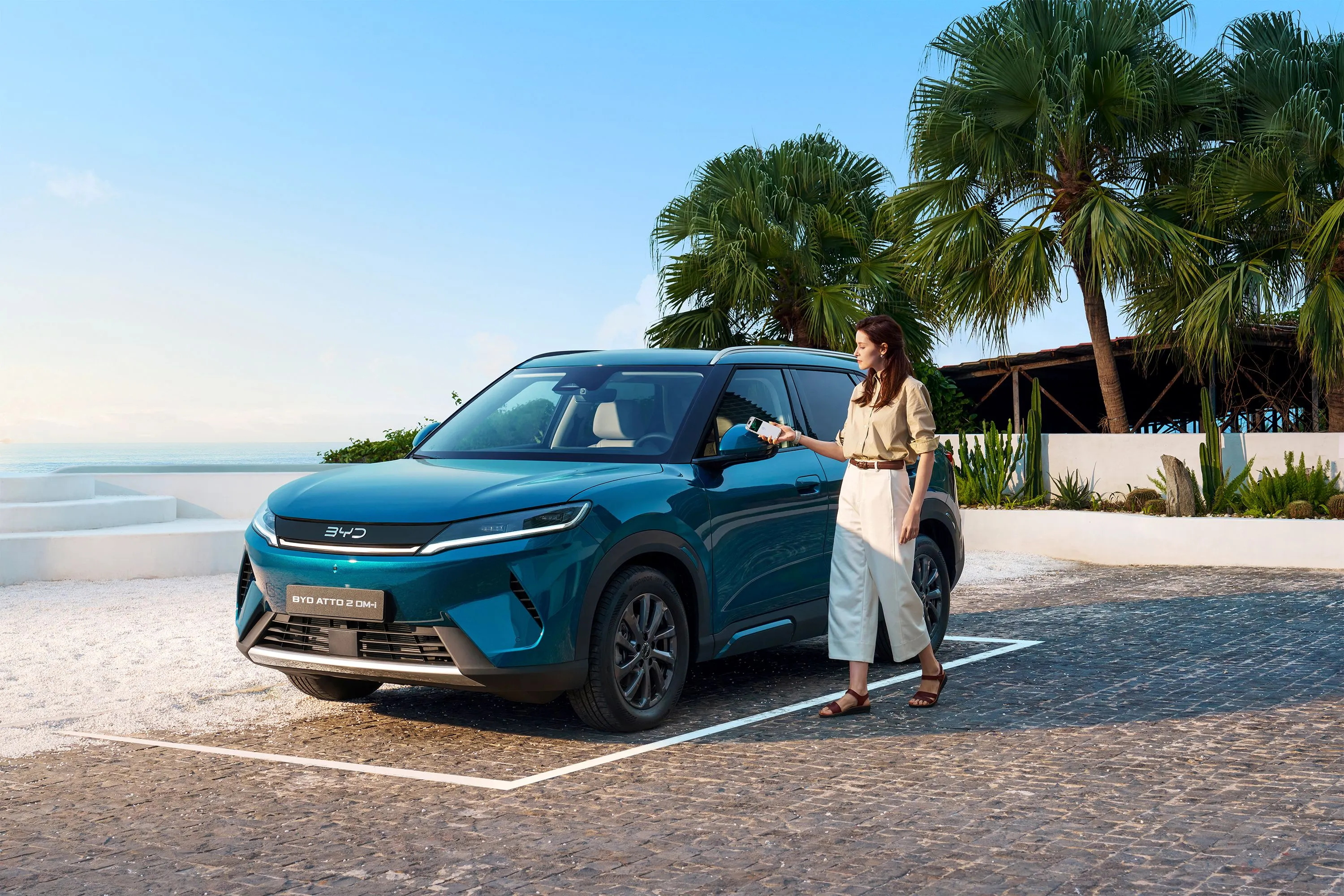 BYD  ATTO 2, Fährt auf einer Straße durch die Stadt