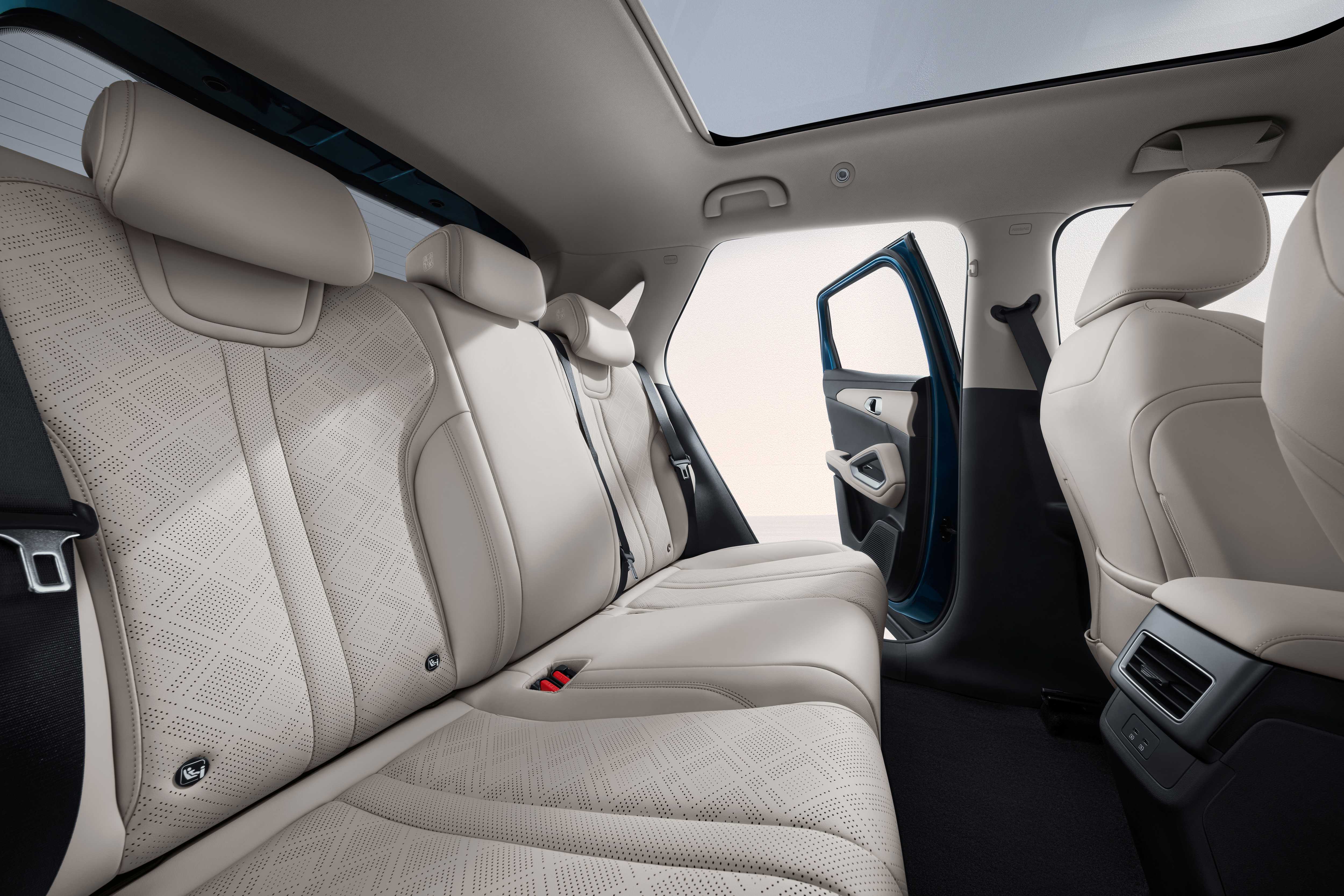 Vogelperspektive, Sonnendach und Auto von oben