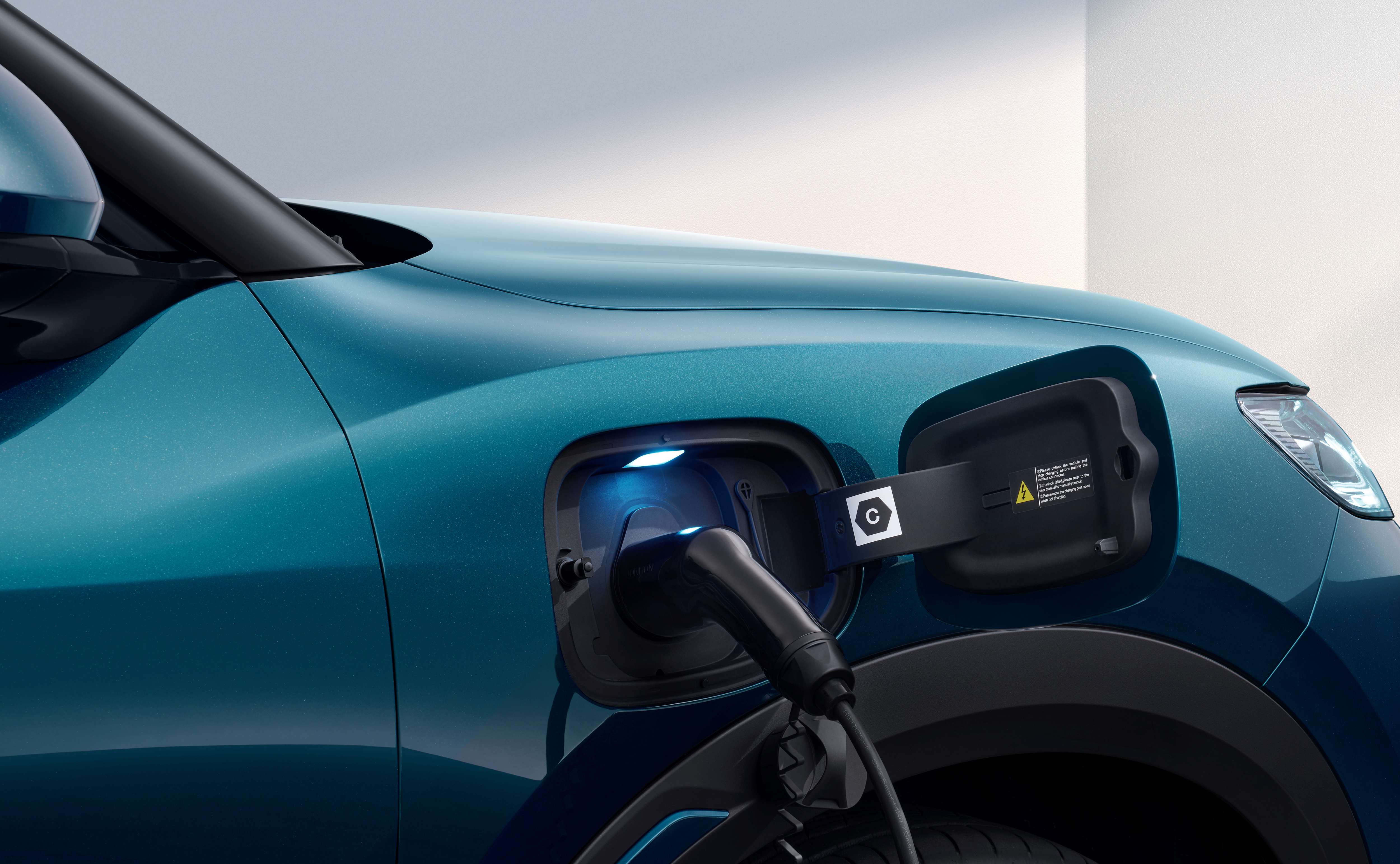 BYD ATTO 2, Seitenansicht, Beifahrer, Ladevorgang mit Stecker