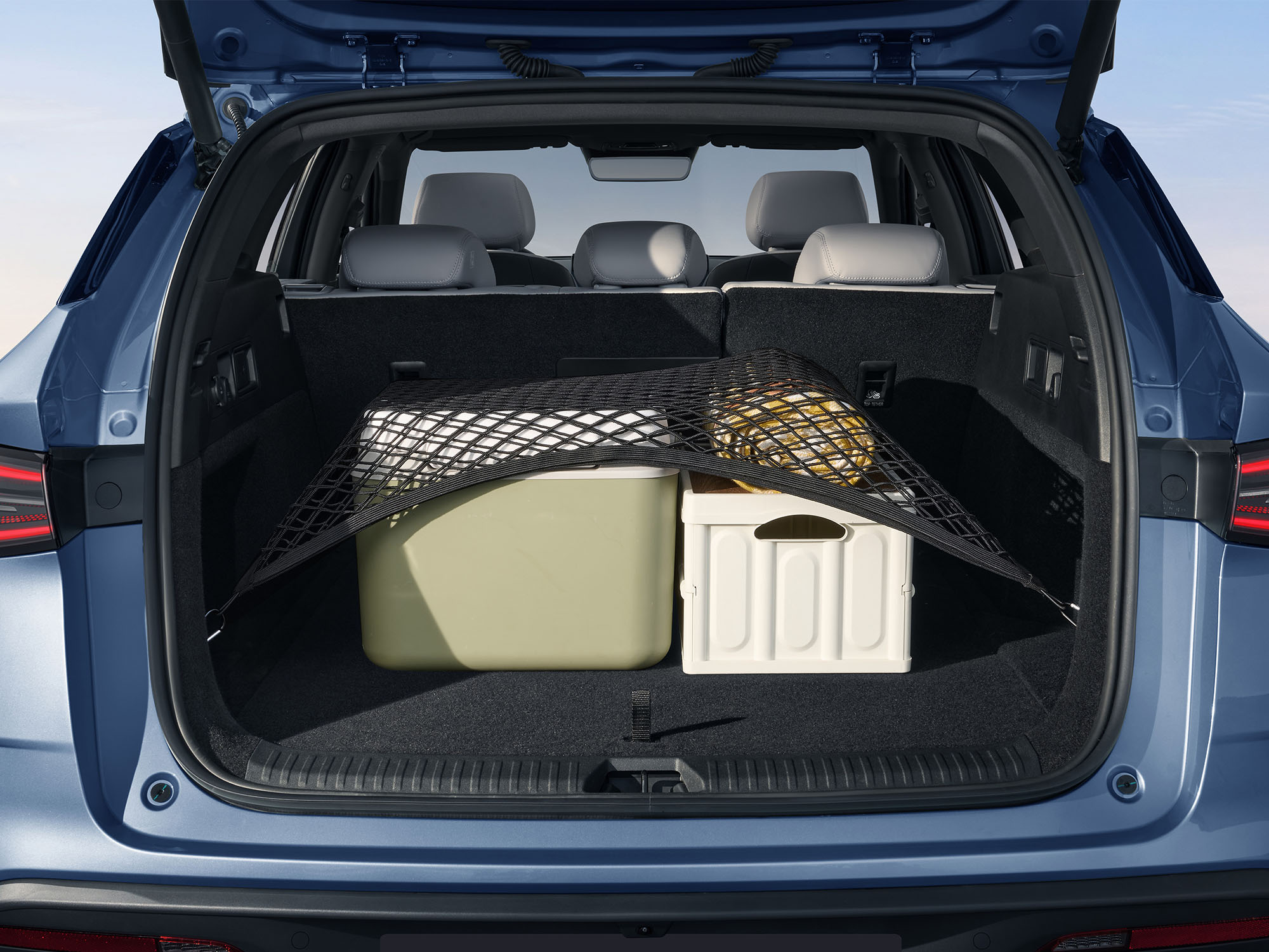 BYD SEAL U, Fahrend mit Rad am Dach durch Stadt