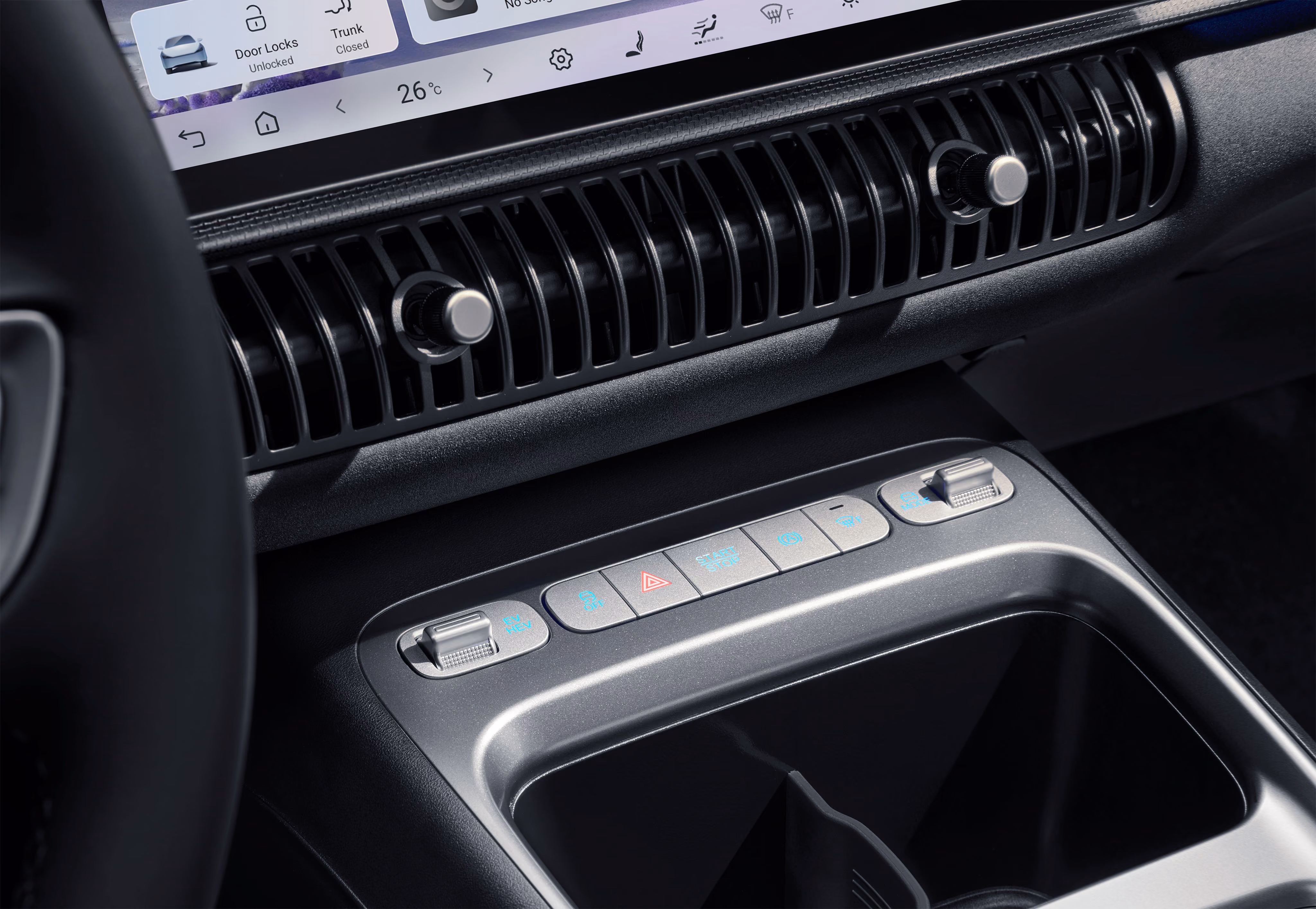 BYD DOLPHIN G DM-i, Vehicle to Load-Technologie, zwei Menschen musizieren beim Meer