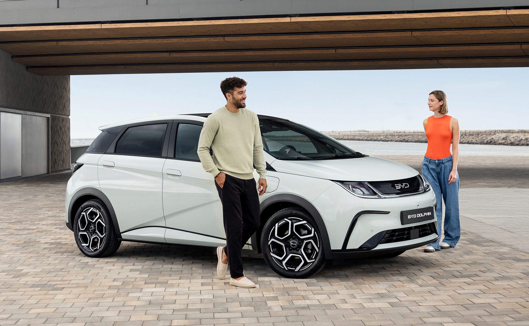 BYD DOLPHIN, Komplettansicht, Beifahrerseite, Fahrt beim Meer
