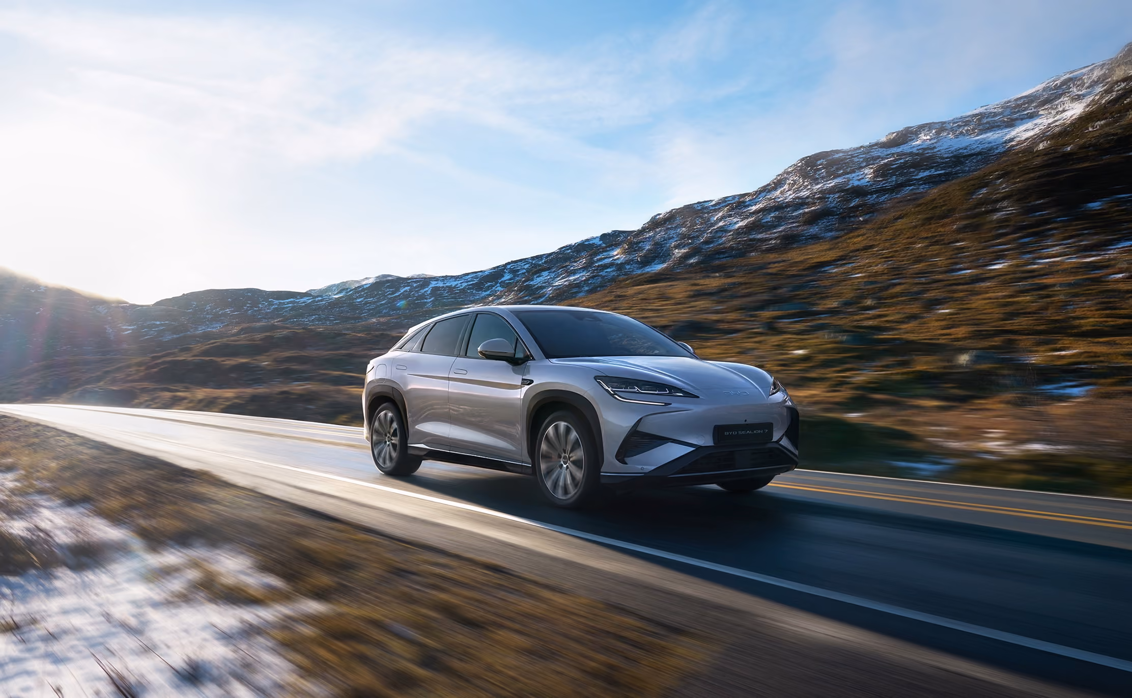 BYD SEAL U, Komplettansicht von Hinten, Heckklappe offen, Familie mit Picknick davor