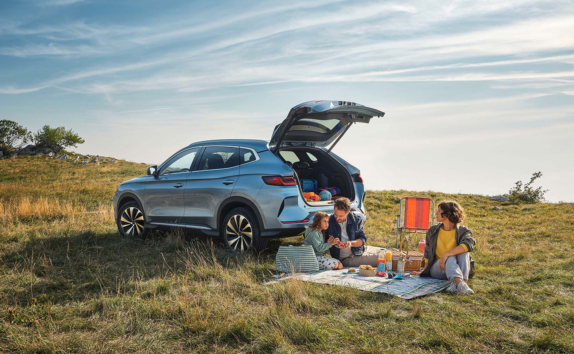 BYD SEAL U, Komplettansicht von Hinten, Heckklappe offen, Familie mit Picknick davor